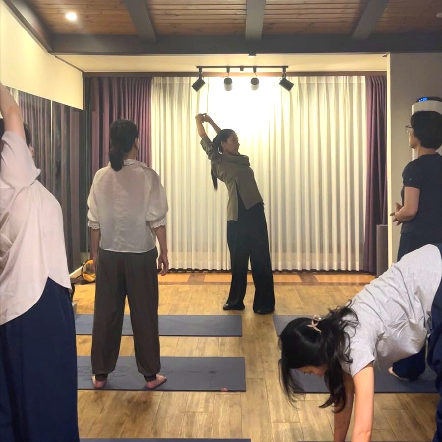 지도자가 앞에서 동작을 보여주는 수업 장면