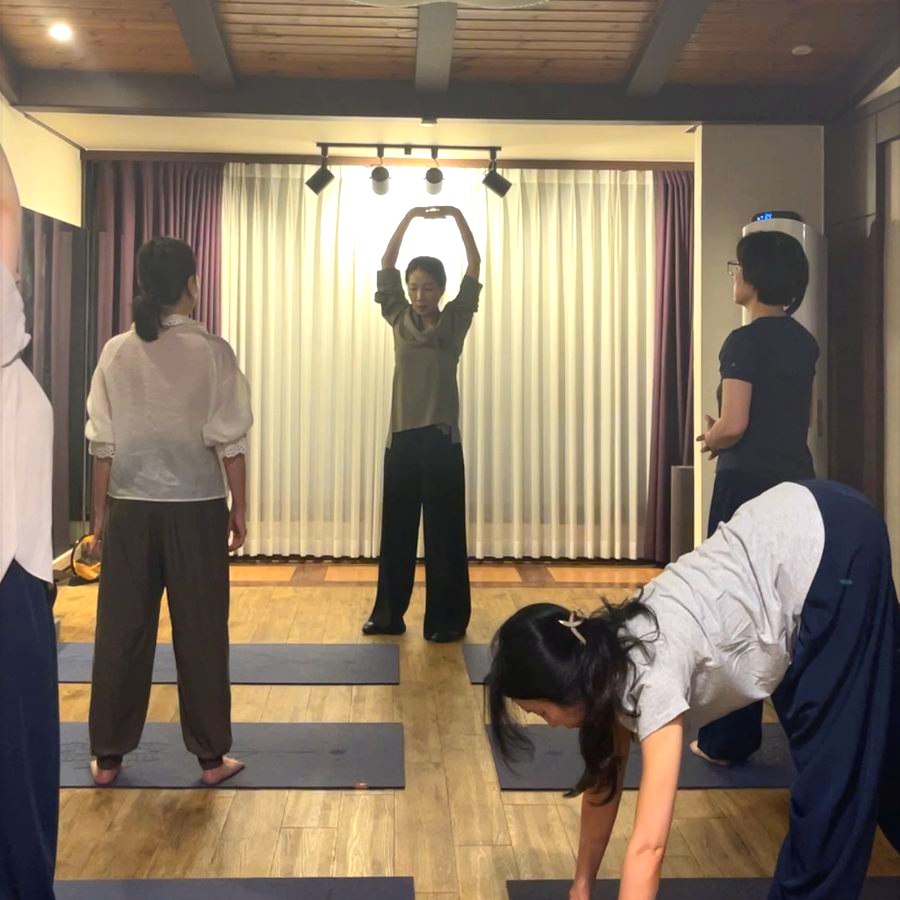 지도자가 앞에서 동작을 보여주는 수업 장면