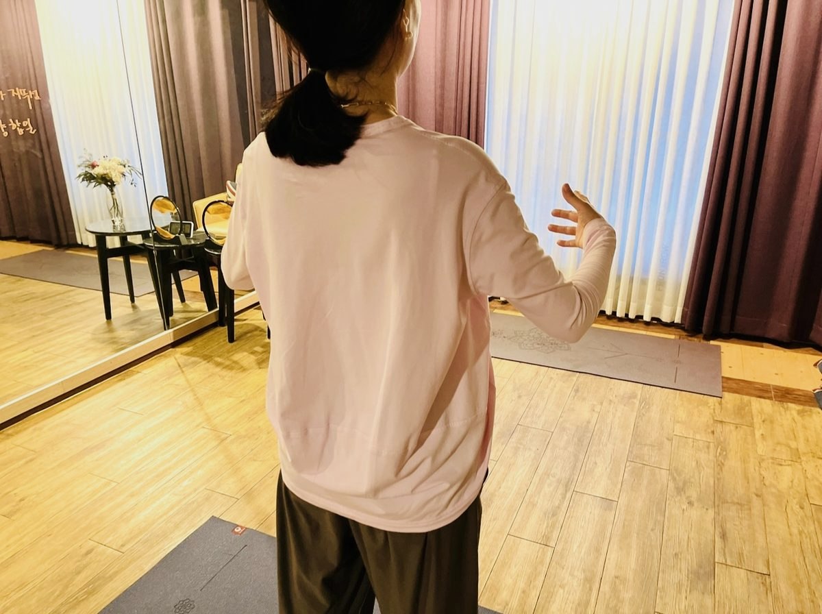 서서 팔을 벌리고 감각을 살피는 입선 자세